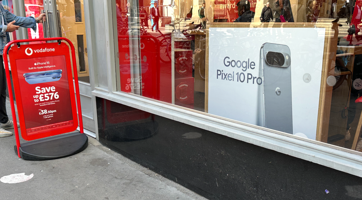 It's 2 days after the iPhone 17 launch and UK mobile shops aren't bothered